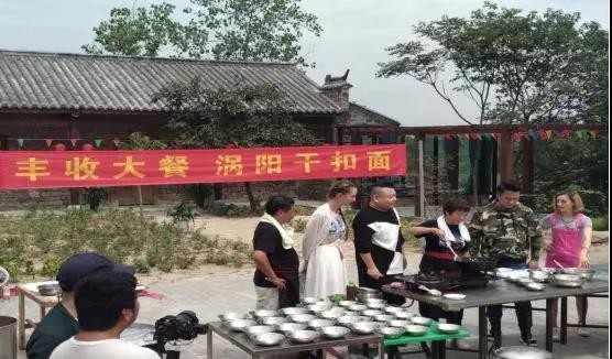 央视7套＂丰收中国＂摄制组走进曹市辉山村