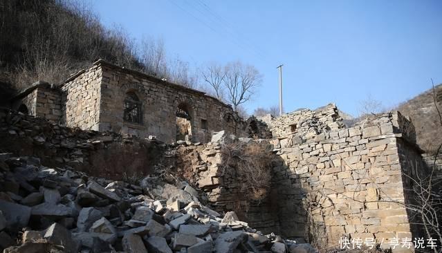 “悬崖”上废弃的窑洞村： 全村娶妻难, 50年间仅娶进一个媳妇儿