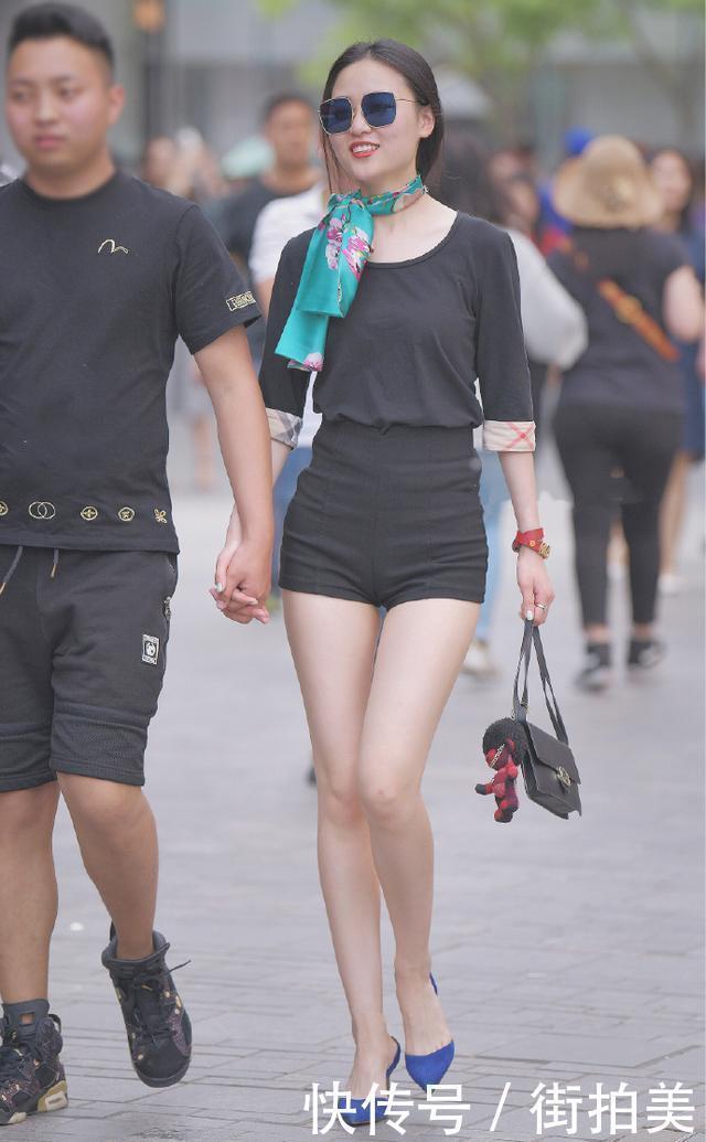 热裤这么短美女硬是要穿进去，也难怪美女的男友一直跟在身边！