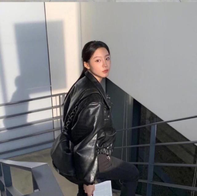  博主：这位韩国时尚博主路子真野！将职场装穿成男友风格，新潮又有派头