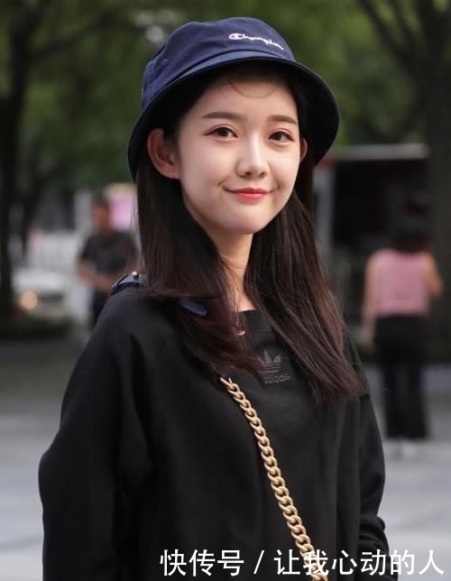 『丰标不凡』街拍:丰标不凡的小姐姐,一件黑色吊带配黑色短裤,时尚魅力风采