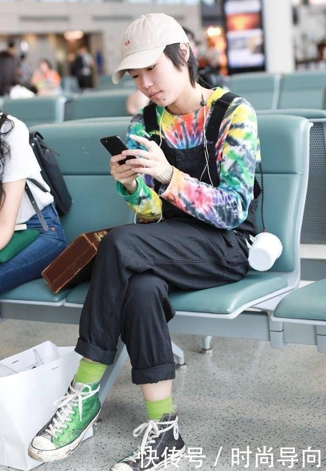 窦靖童现身机场打扮怪异，这是效仿王菲的风格学跑偏了吗