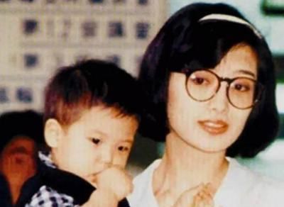【山口百惠】山口百惠隐退后嫁给三浦友和，他们现在过得怎么样？