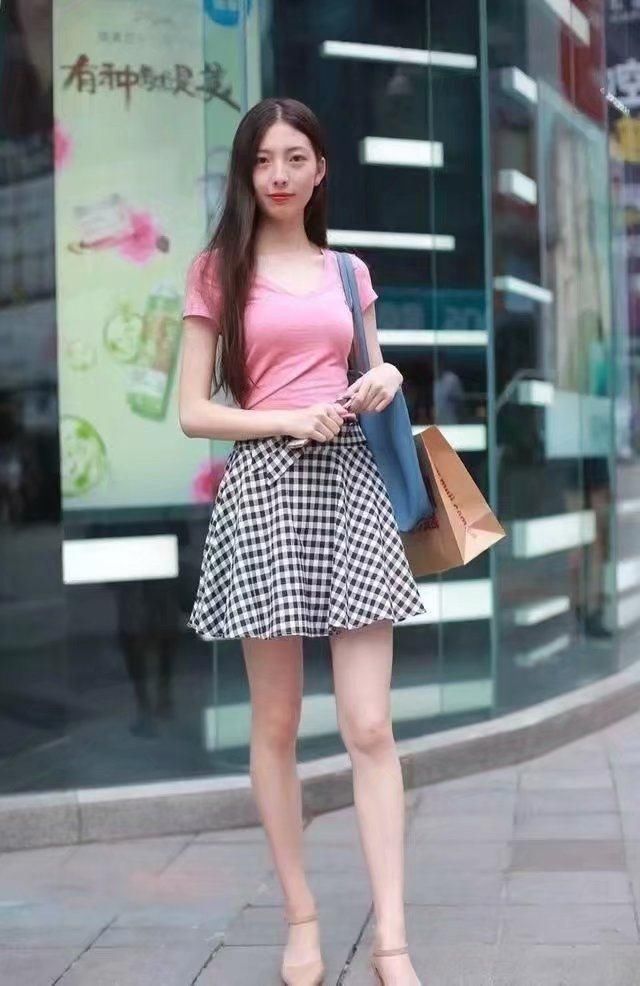 街拍:街头的靓女，短裙热裤，真是大长腿女神!