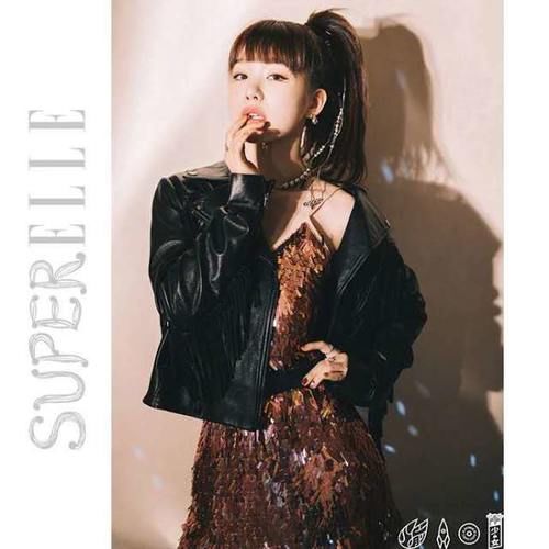  #皮衣#软妹子也能走“硬朗风”！穿皮衣的女生不要太有气场，热巴也穿了