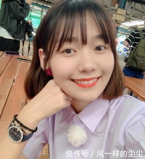 「段奥娟」段奥娟真是敢穿!穿一件白色短款小吊带,“巴掌腰”更是吸睛