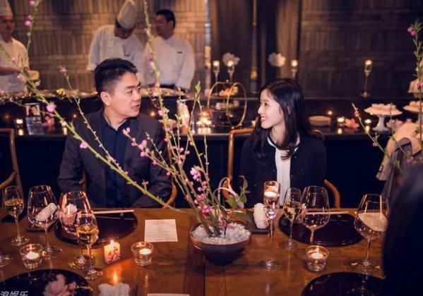 奶茶妹妹章泽天不仅人生开挂,衣品也从小土妹一跃成白富美?