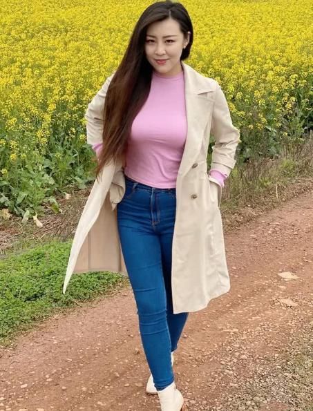  『时髦』美女一身时髦的打扮，来野外拍照就是为了秀身材吗？