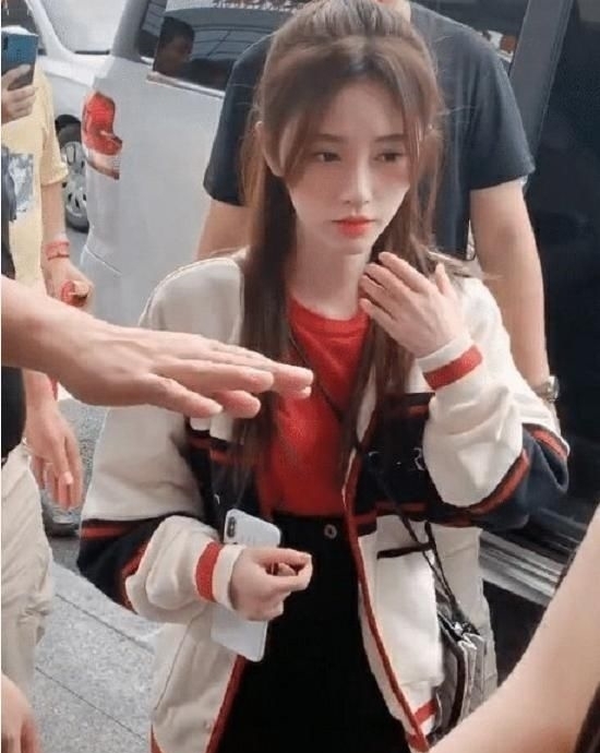 「女明星」鞠婧祎刚下车就被抓拍?当离开10级美颜之后,才知道啥叫女明星