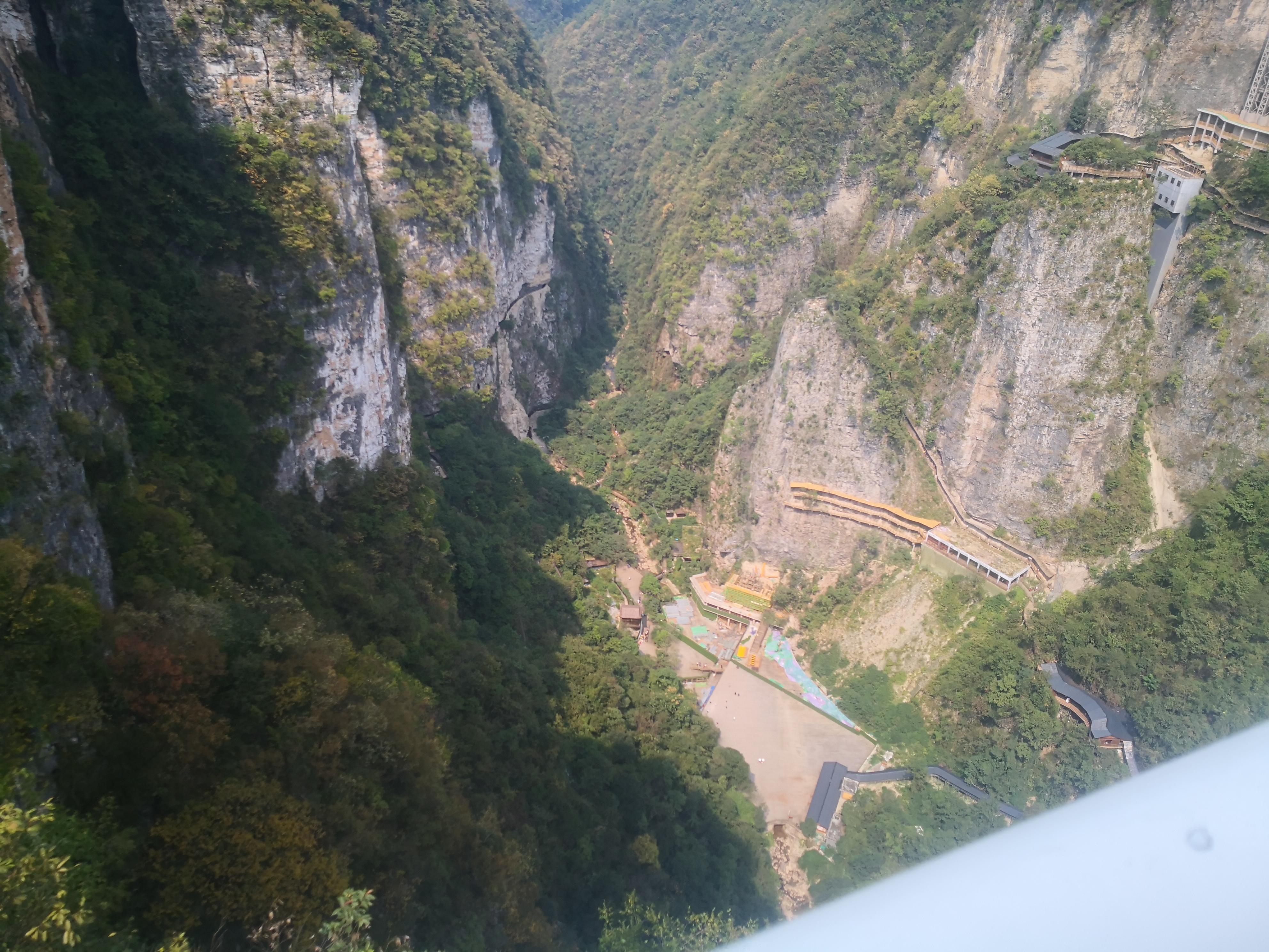 国庆期间张家界大峡谷玻璃桥其实是这个样子的哈!!!