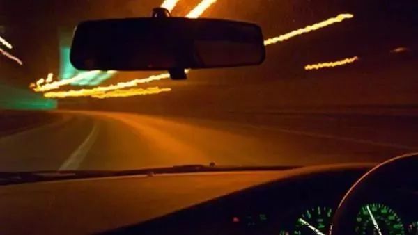 夜晚跑高速，这件事你一定要知道！