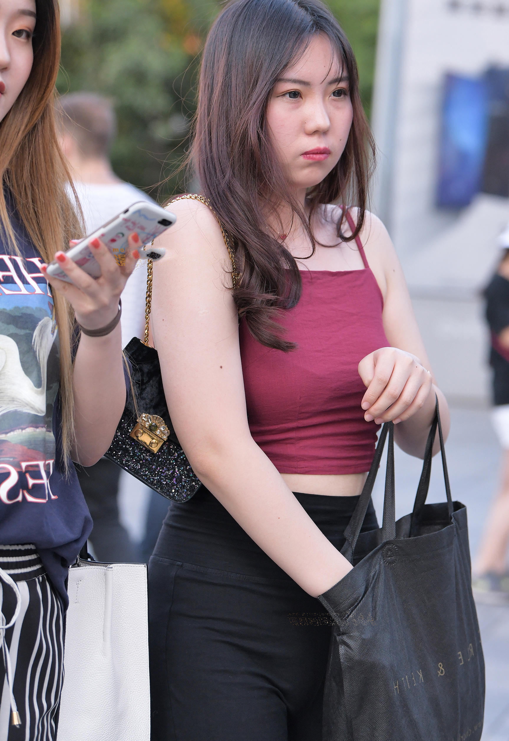 婴儿肥小姐姐紧身裤，路人无数却成最美风景，肥而不腻