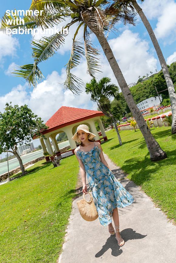 女神孙允珠，静谧海洋西西里蓝莓吊带长裙