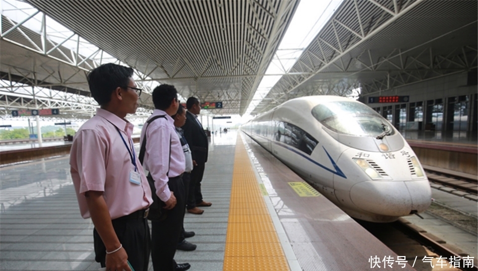 外国人提出疑问：为什么中国高铁不走直线非要绕弯？看完涨知识！