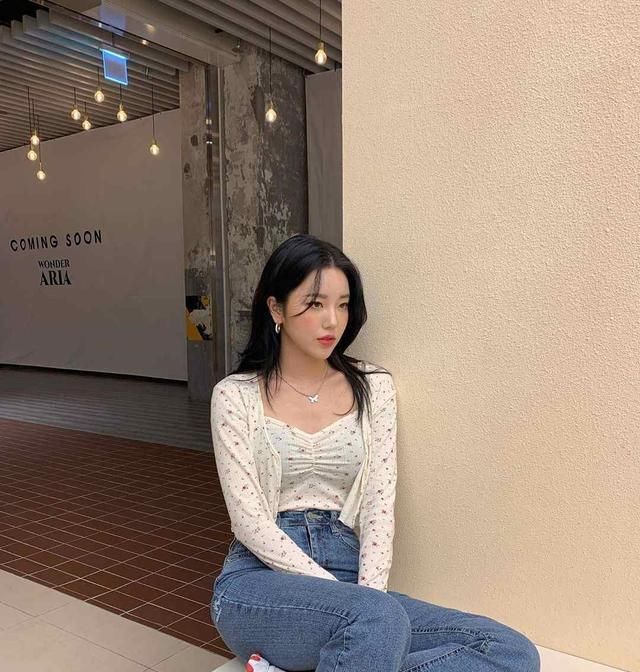  #过时#高腰牛仔裤永不过时, 衬托出完美的大长腿型吧?