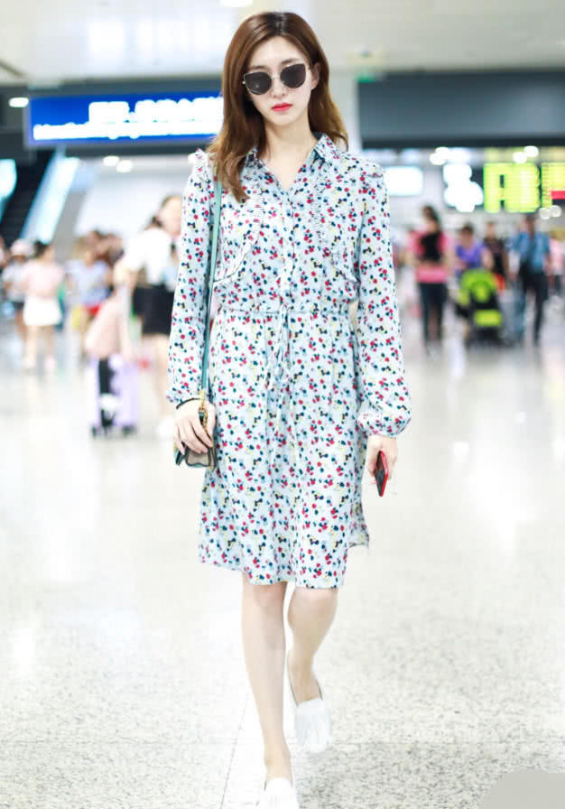 江疏影有多美？连穿件像地摊货的碎花裙都是女神，普通人穿会丑！