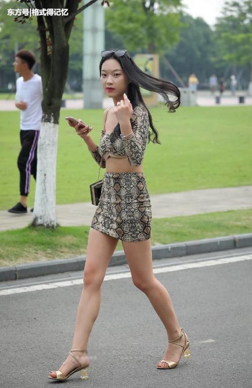 小姐姐这件套装好有魅力，网友：能不能把里面的衣服给遮完啊！