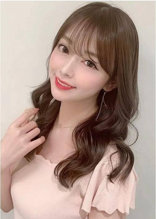 「女生」长头发带头帘的烫发,女生卷烫头发,美味十足不显老气