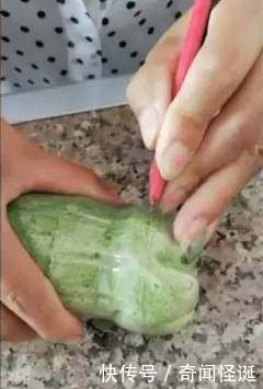 女子把黄瓜放进饮料瓶里,众人嘲笑,一个月后却令人羡慕不已！