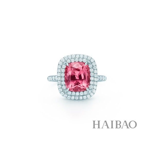 这届世界杯,球星太太们不遗余力地给球迷们好好上了一堂时尚配饰