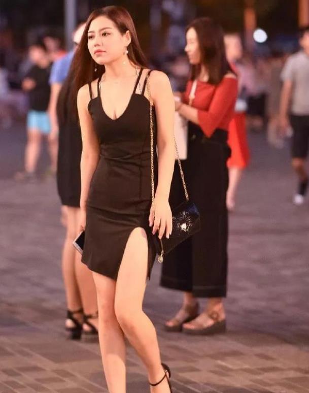  美女■街拍：环肥燕瘦的美女，一件灰色上衣配蓝色牛仔裤，青春活力气质