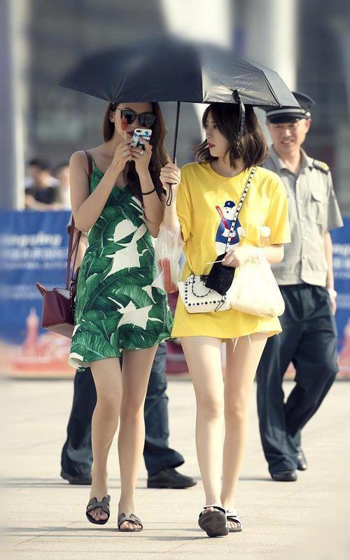 素人街拍:优雅的姿态离不开裙嫉妒第四位女生有如此帅气的男友