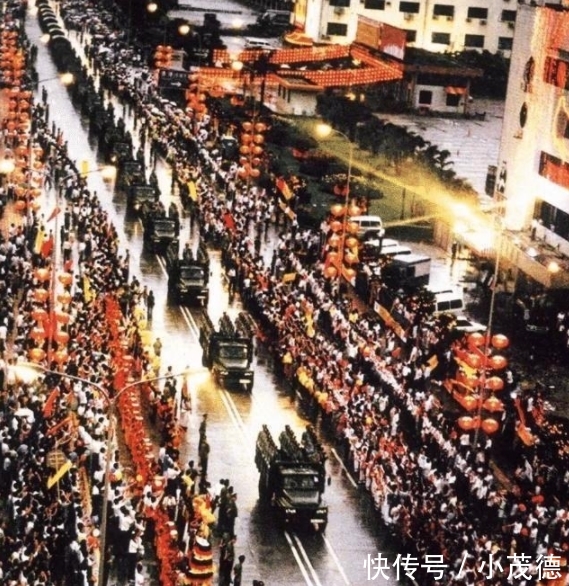  『港督』香港回归老照片：市民冒雨挥旗欢迎解放军进驻，港督女儿哭成泪人