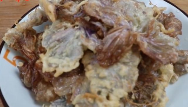 「朋友们」好看的木槿花能吃还能入药,过去常常油炸着吃,如今十分罕见