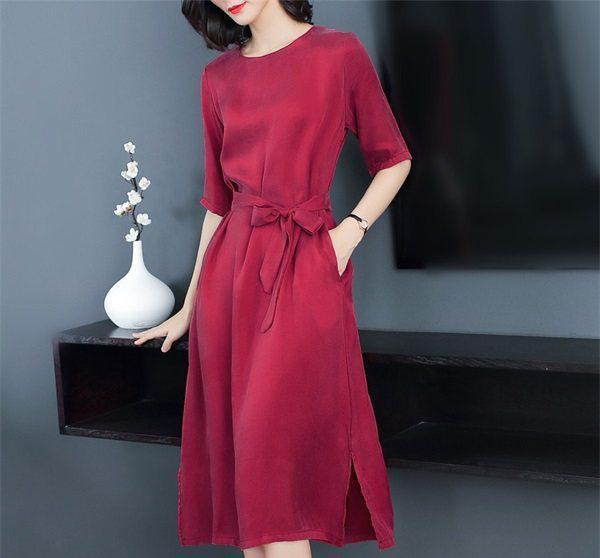 三伏天别穿旗袍了！试试今年流行的“铜氨丝裙”，高贵减龄还不贵