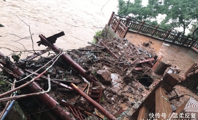 四川乐山暴雨 夹江县千佛岩景区万象亭被山洪冲毁