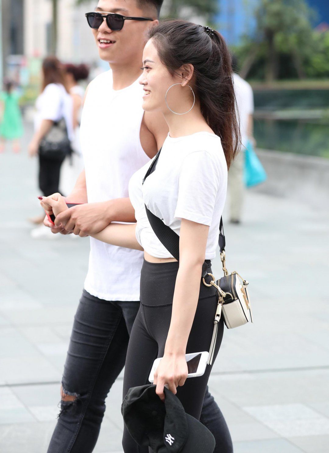 街拍:婴儿肥小姐姐紧身裤勾勒迷人线条，和肌肉男友出街像女王