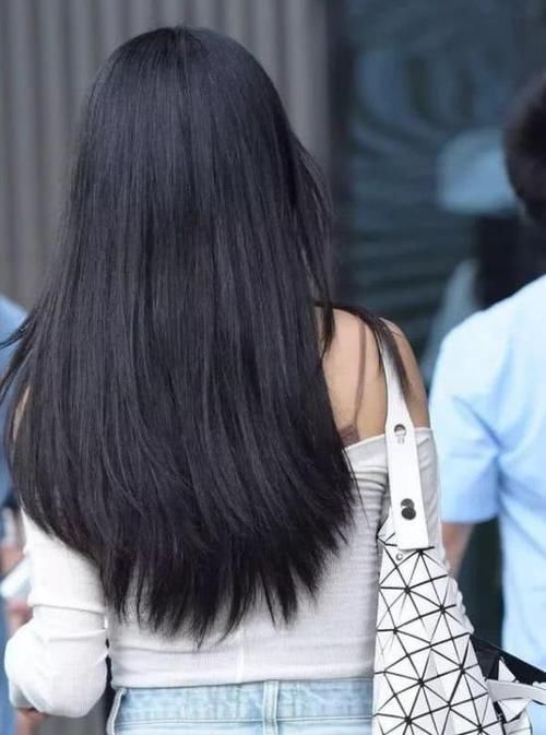  「美女」街拍：清新优雅的美女，一件绿色上衣配白色长裤，时尚气质迷人