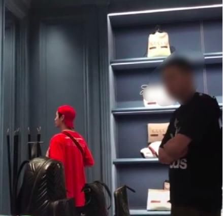 鹿晗“放鸽子”风波后工作室晒公益，粉丝强烈不满要求起诉造谣者