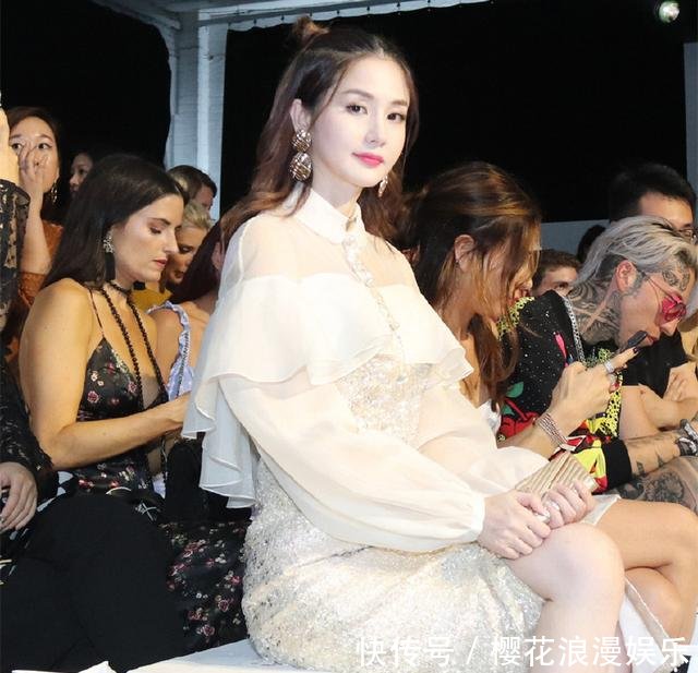 中俄混血女星蓝燕近照，穿紧身裙的腿又白又长，身材好的让人嫉妒