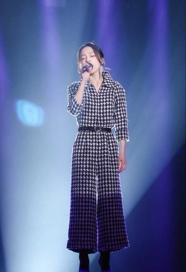 36岁张韶涵撞衫26岁周冬雨，才明白什么是女神什么是女孩！