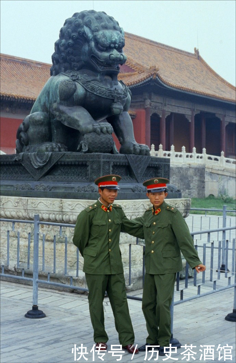 一组老照片带你看看80年代的“北上广”，街道上只有很少车辆