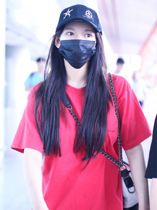 18岁欧阳娜娜与20岁程潇，穿红衣走机场，一个清纯一个性感！