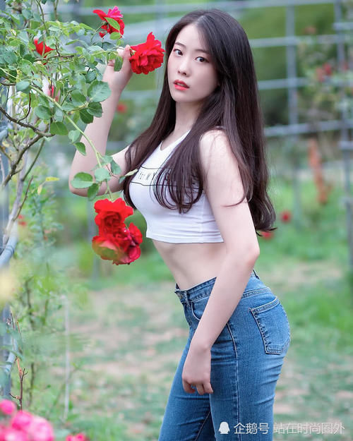 美女加紧身牛仔裤，就问你这样穿好不好看