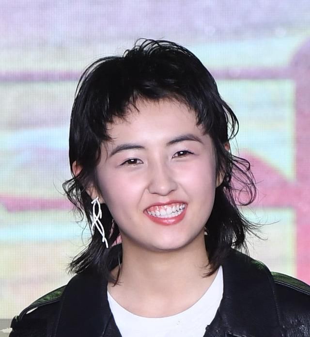 张子枫的刘海和裙子，看着忒土气，网友:花重金换个造型师吧