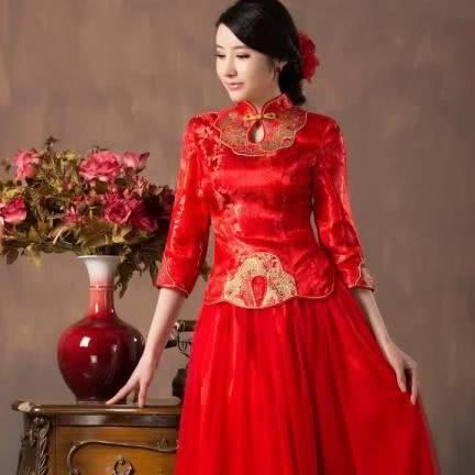 这样一款中式的旗袍婚服，让你的婚礼增添上一抹中国红！
