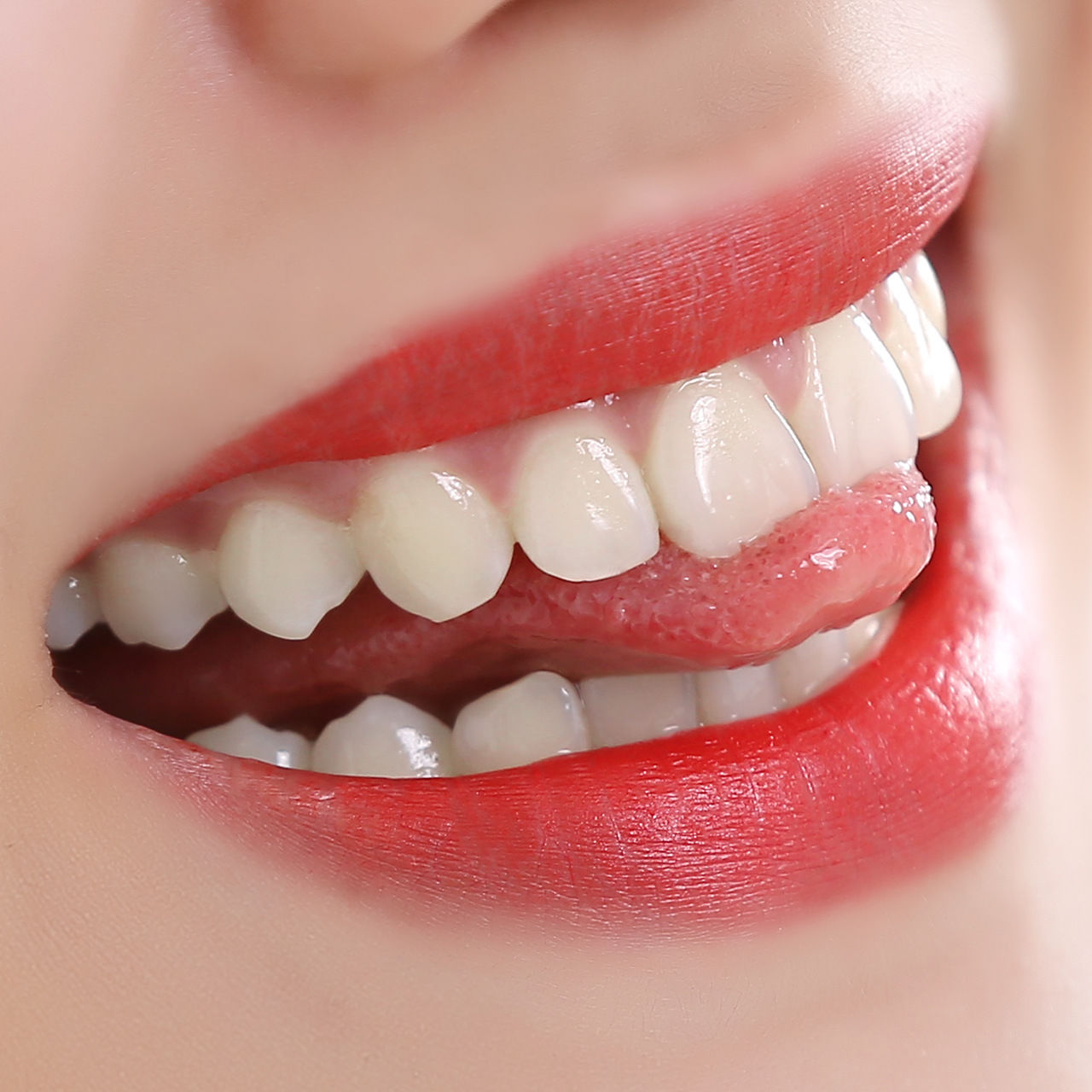 98岁老奶奶偷偷告诉我，农村的便宜药膏，抹一抹眼纹眼袋全不见