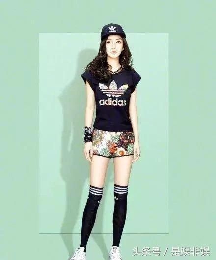 女星爱袜子外穿:杨幂杨颖时髦，鞠婧祎罕见，我就服迪丽热巴