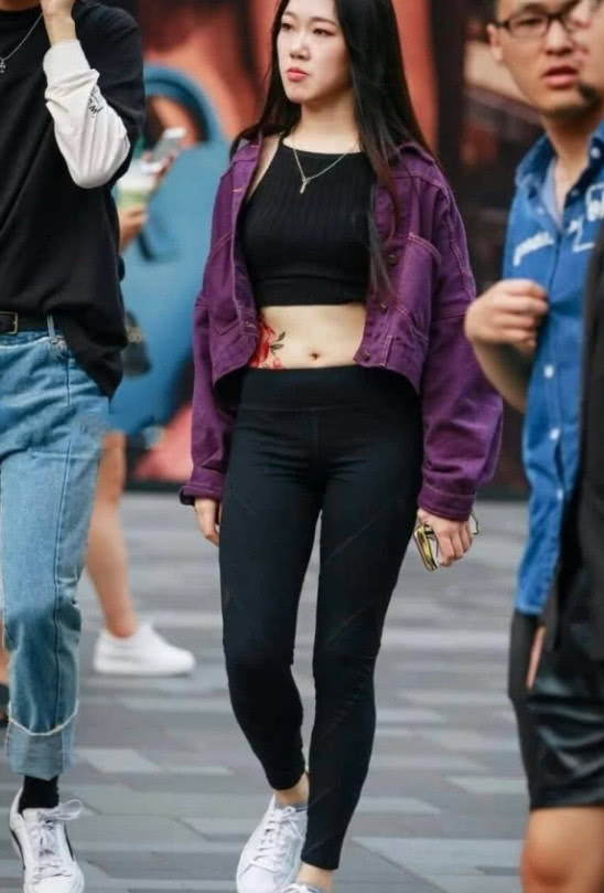 被直播MM捕捉到的小姐姐，吊带背心秀出小蛮腰，那一抹纹身很有故