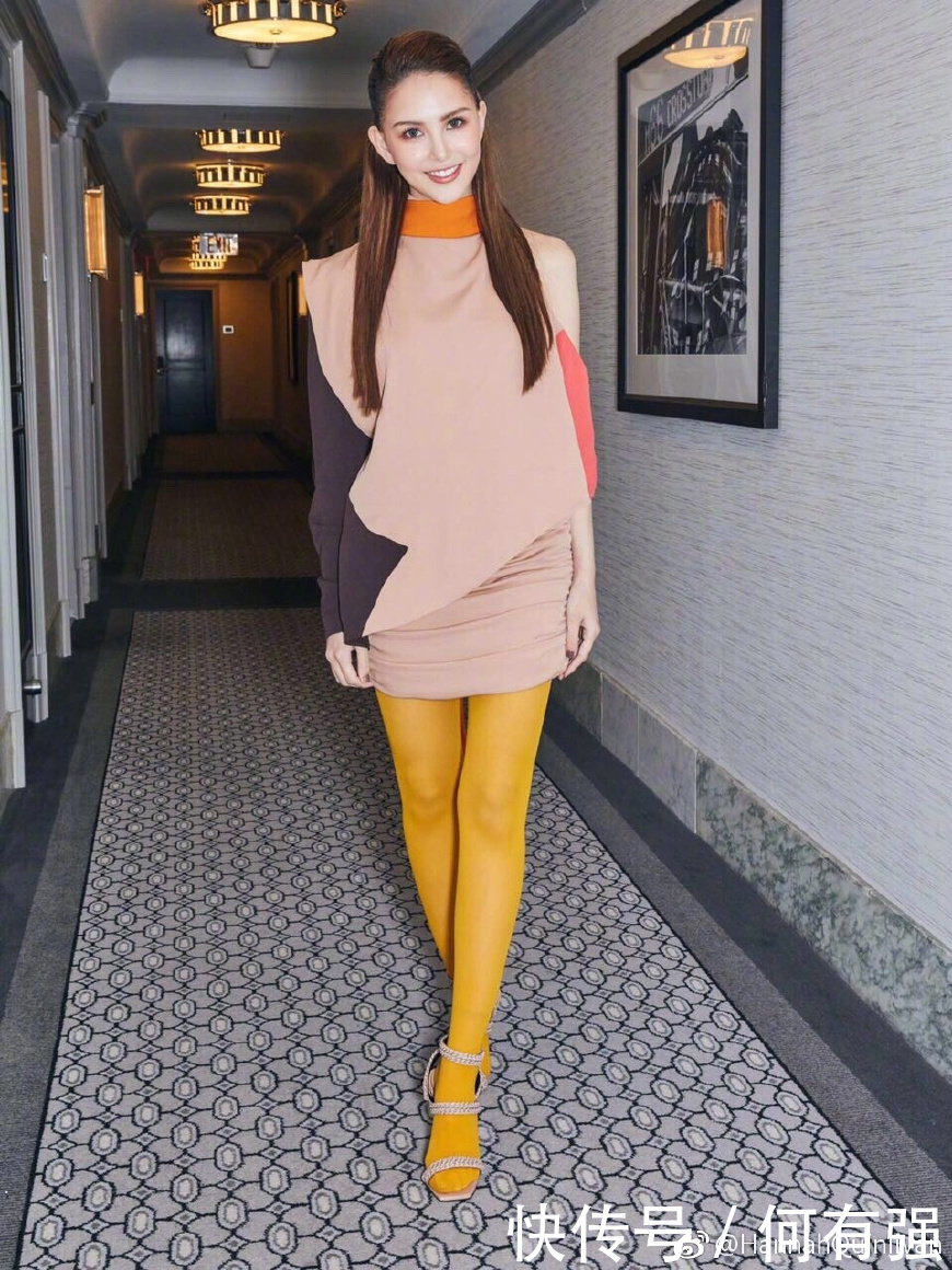 长腿女神霸道来袭！25岁昆凌穿复古连衣裙尽秀大长腿，网友：女神