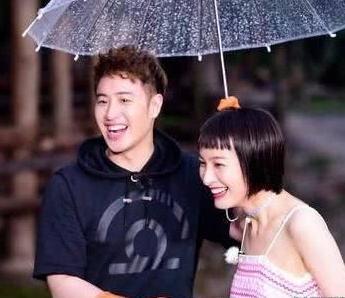 女明星粉底论斤涂？潘玮柏亲吴昕一口嘴唇发白，太尴尬