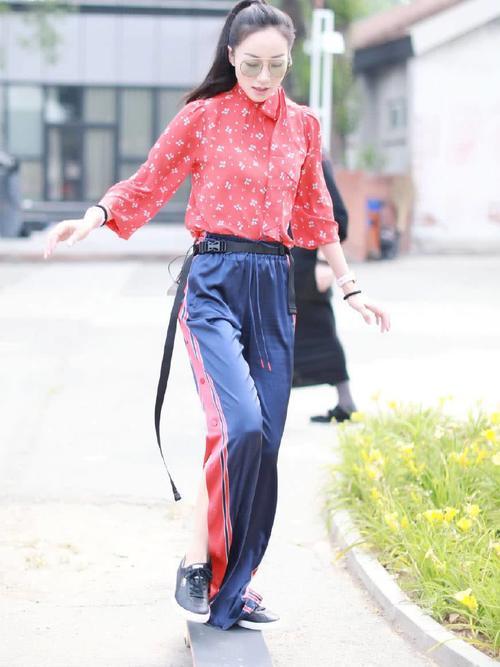 这两位女星称得上干净，她俩都爱阔腿裤，这样穿不露光