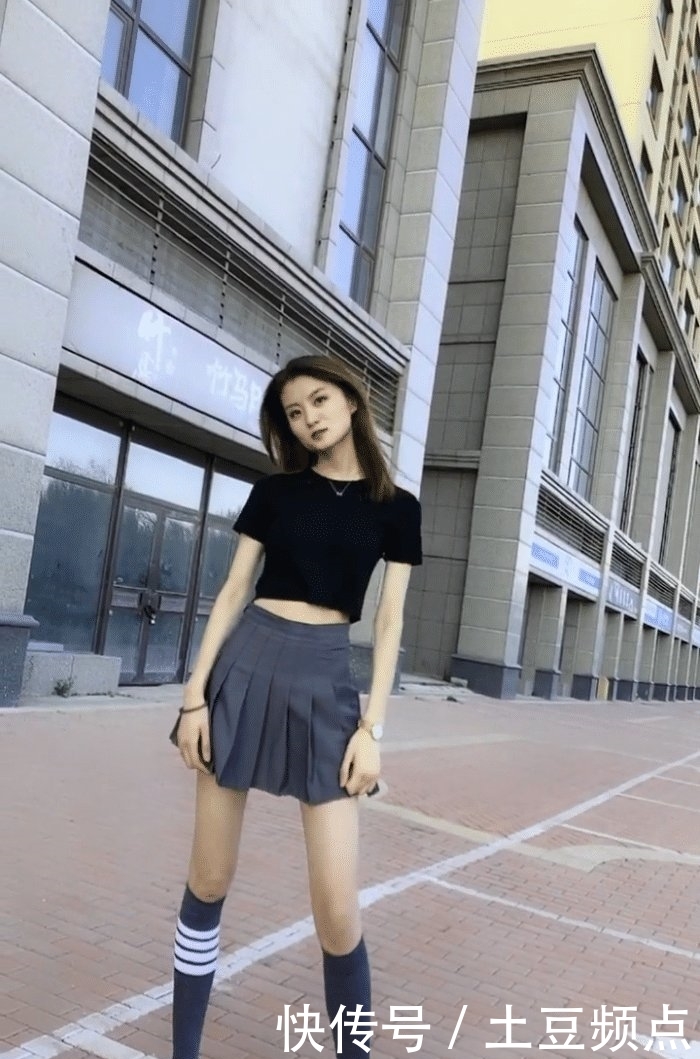  偶遇@街头偶遇穿着短裙跳舞的美女，动作标准，演绎魅力十足