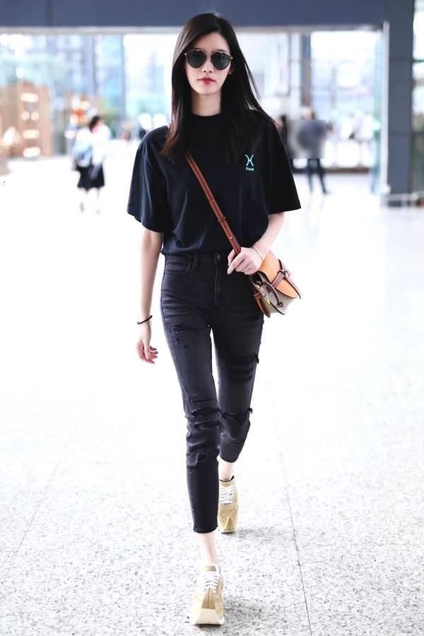 戚薇机场穿短裤秀美腿，却没想到被李承铉的翘头鞋抢镜了！