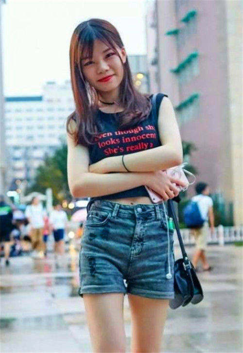  百褶裙：街拍：白色无袖配百褶裙，小美女千姿百媚，甜美可爱