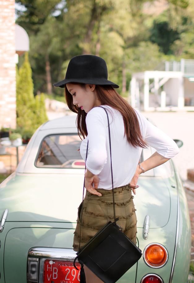 美女身材“丰盈饱满”，穿上流苏热裤太有魅力，真是吸睛